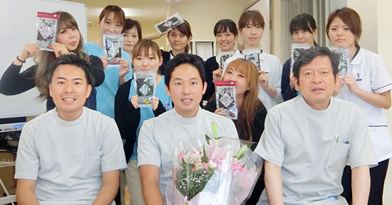 縄田先生の勤務最終日！ みんなで記念撮影をしました。
